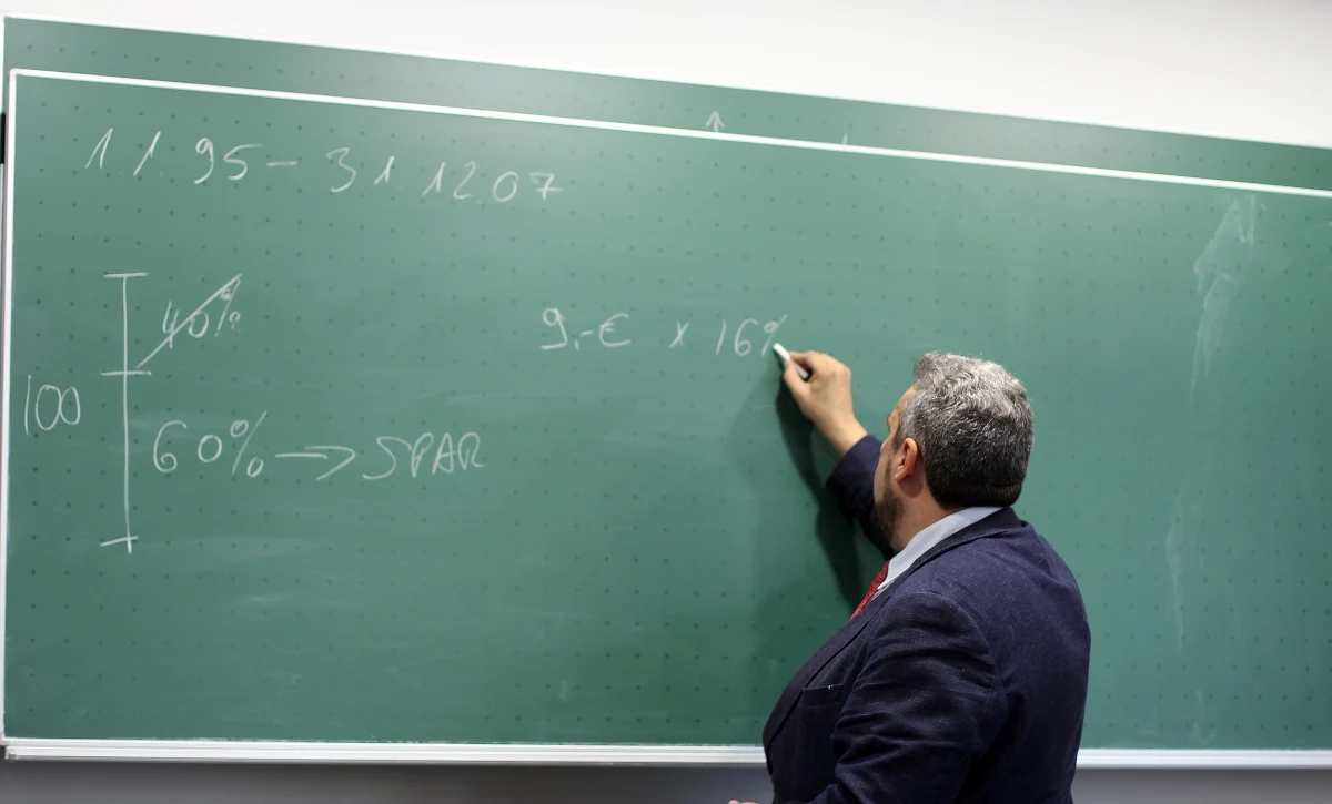 Od lat w dyskusjach o zmianach w polskiej oświacie pojawia się koncepcja bonu edukacyjnego, dla jednych będąca lekarstwem na większość problemów polskiej szkoły, a dla innych jawiąca się jako prawdziwe zagrożenie. Stąd też warto przyjrzeć się bliżej owej koncepcji. 