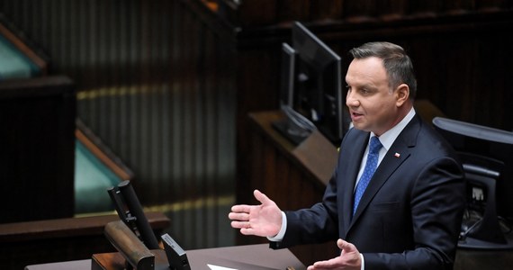 "Proszę o język parlamentarny w debacie, proszę o taki język, który nie będzie obrażał i nie będzie nikogo urażał, bo to jest bardzo ważne" - apelował prezydent Andrzej Duda w czasie inauguracyjnego posiedzenia Sejmu IX kadencji. "Poglądy można mieć i trzeba je mieć, bo jeżeli ktoś nie ma poglądów, to nie powinien tutaj zasiadać. Zasiadacie tu państwo właśnie dlatego, że te poglądy macie, one są bardzo często bardzo wyraziste, są bardzo często bardzo mocne i głębokie, niektórzy używają słowa radykalne, ale ja proszę, żeby język debaty nie był radykalny, żeby język debaty był językiem szacunku" - podkreślał. 