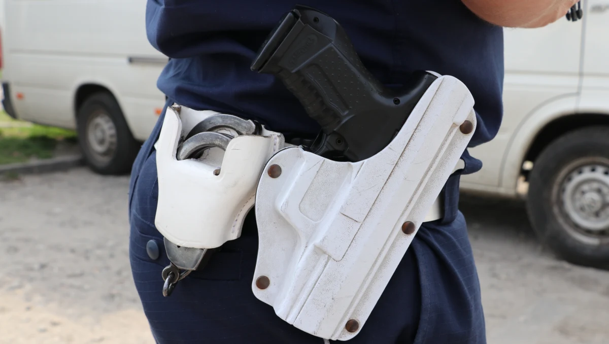 Policjanci z Białegostoku postrzelili 37-latka, który w czasie rutynowej kontroli zaczął uciekać. Mężczyzna był poszukiwany.