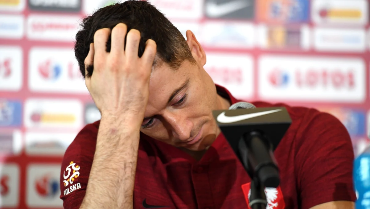 Robert Lewandowski przyznał przed ostatnimi w tym roku meczami piłkarskiej reprezentacji Polski, że z zabiegiem przepukliny pachwinowej poczeka do końca rundy - do grudnia. "Dokładnego terminu nie znam. Ale to sprawa, która mi nie przeszkadza" – podkreślił kapitan kadry.