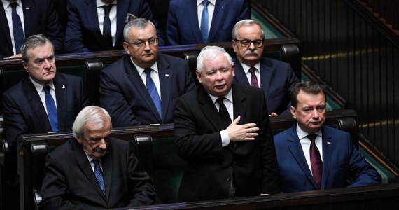 Posłowie IX kadencji złożyli ślubowanie podczas pierwszego posiedzenia Sejmu. Niektórzy zrobili to na baczność, z ręką na sercu, inni z gestem Victorii lub zaciśniętą pięścią ku chwale tradycji socjalistycznego. Jedna z posłanek wymachiwał także szalikiem z napisem "konstytucja". 