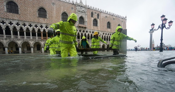 Tak zwana aqua alta, zalewająca Wenecję, osiągnęła we wtorek wysoki poziom 127 centymetrów. Woda wdarła się do przedsionka bazyliki świętego Marka. Jej poziom wewnątrz świątyni sięgnął 70 centymetrów.