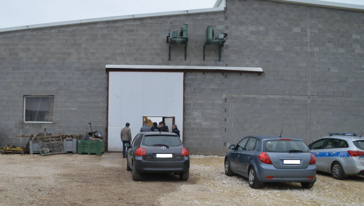 Prokuratura Rejonowa w Rawie Mazowieckiej wyjaśnia okoliczności śmierci dwóch obywateli Ukrainy w wieku 28 i 46 lat, których ciała odnaleziono w beztlenowej chłodni do przechowywania owoców w miejscowości Sadkowice (Łódzkie).