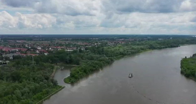 W pobliżu torów znaleziono ciało młodej kobiety. Danuta podejrzewa, że ta dziewczyna została okradziona i następnie wypchnięta z pędzącego pociągu. Policjanci trafiają na trop studentów, którzy podróżowali w jednym wagonie z ofiarą. Śledztwo komplikuje się, gdy okazuje się, że podejrzewani młodzi mężczyźni wysiedli z pociągu wcześniej – zanim doszło do tragicznego w skutkach napadu... Krystian zauważa, że Majka jest w podejrzanie dobrym nastroju. Policjantka niechętnie przyznaje się, że poznała kogoś.