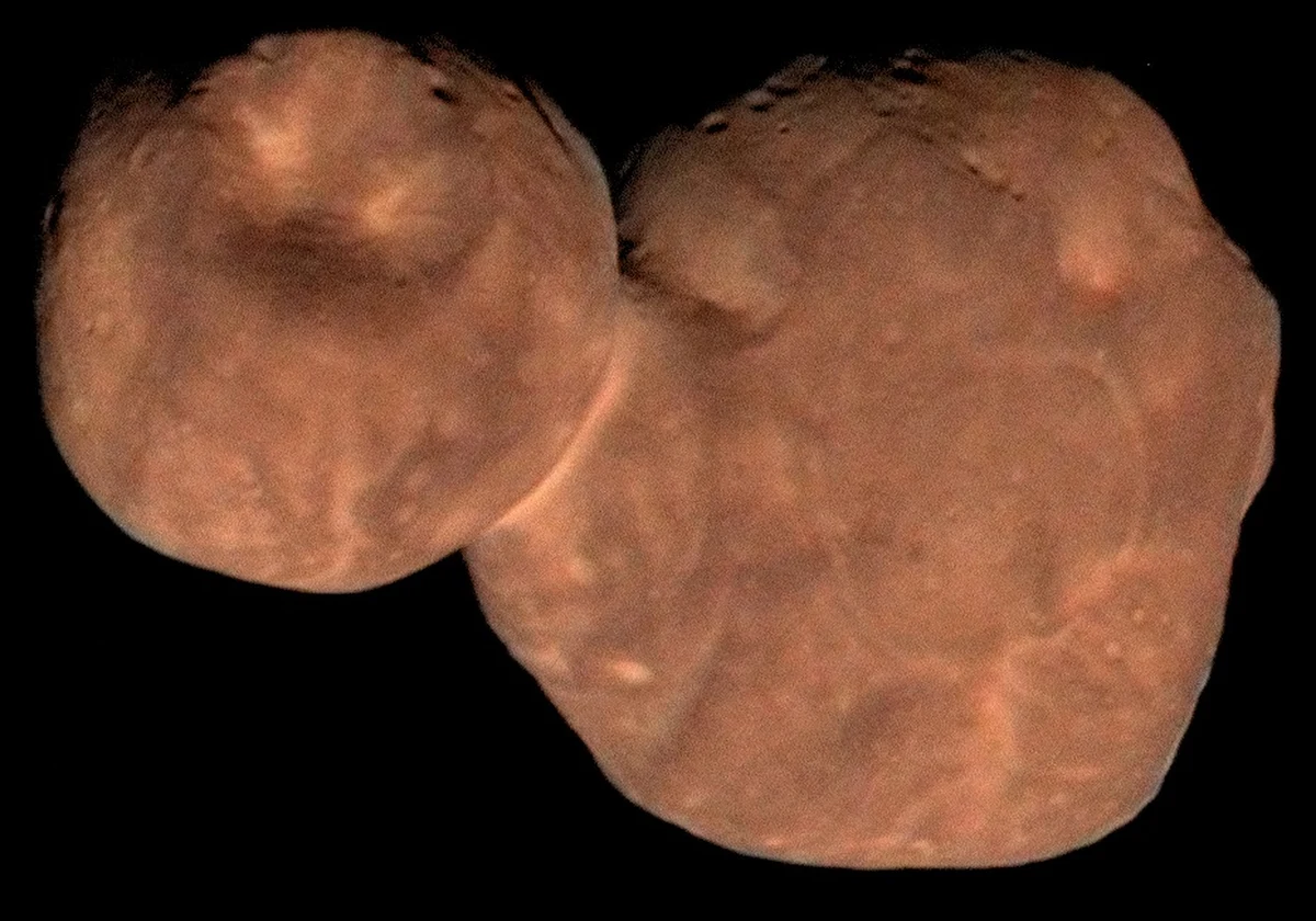 Ten obiekt nosił różne nazwy. Najpierw był planetoidą Pasa Kuipera o kryptonimie 2014 MU69, potem nazwano go "Ultima Thule", po zobaczeniu pierwszych zdjęć z sondy "New Horizons" zaczęliśmy myśleć o nim jako o "Bałwanku", potem okazało się, że składa się raczej ze spłaszczonej kuli i naleśnika, niż dwóch kul. Teraz otrzymał ostateczną nazwę. NASA poinformowała właśnie, że najdalszy jak dotąd obiekt, odwiedzony przez sondę z Ziemi, będzie nosił nazwę "'Arrokoth". W języku Indian Powhatan/Algonquian to znaczy "Niebo".