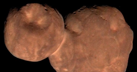Ten obiekt nosił różne nazwy. Najpierw był planetoidą Pasa Kuipera o kryptonimie 2014 MU69, potem nazwano go "Ultima Thule", po zobaczeniu pierwszych zdjęć z sondy "New Horizons" zaczęliśmy myśleć o nim jako o "Bałwanku", potem okazało się, że składa się raczej ze spłaszczonej kuli i naleśnika, niż dwóch kul. Teraz otrzymał ostateczną nazwę. NASA poinformowała właśnie, że najdalszy jak dotąd obiekt, odwiedzony przez sondę z Ziemi, będzie nosił nazwę "'Arrokoth". W języku Indian Powhatan/Algonquian to znaczy "Niebo".