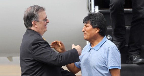 Były prezydent Boliwii Evo Morales przyleciał do Meksyku, gdzie otrzymał azyl polityczny. Szef MSZ tego kraju Marcelo Ebrard powiedział, że musiał negocjować z rządami kilku państw Ameryki Łacińskiej, by zapewnić Moralesowi bezpieczną podróż.