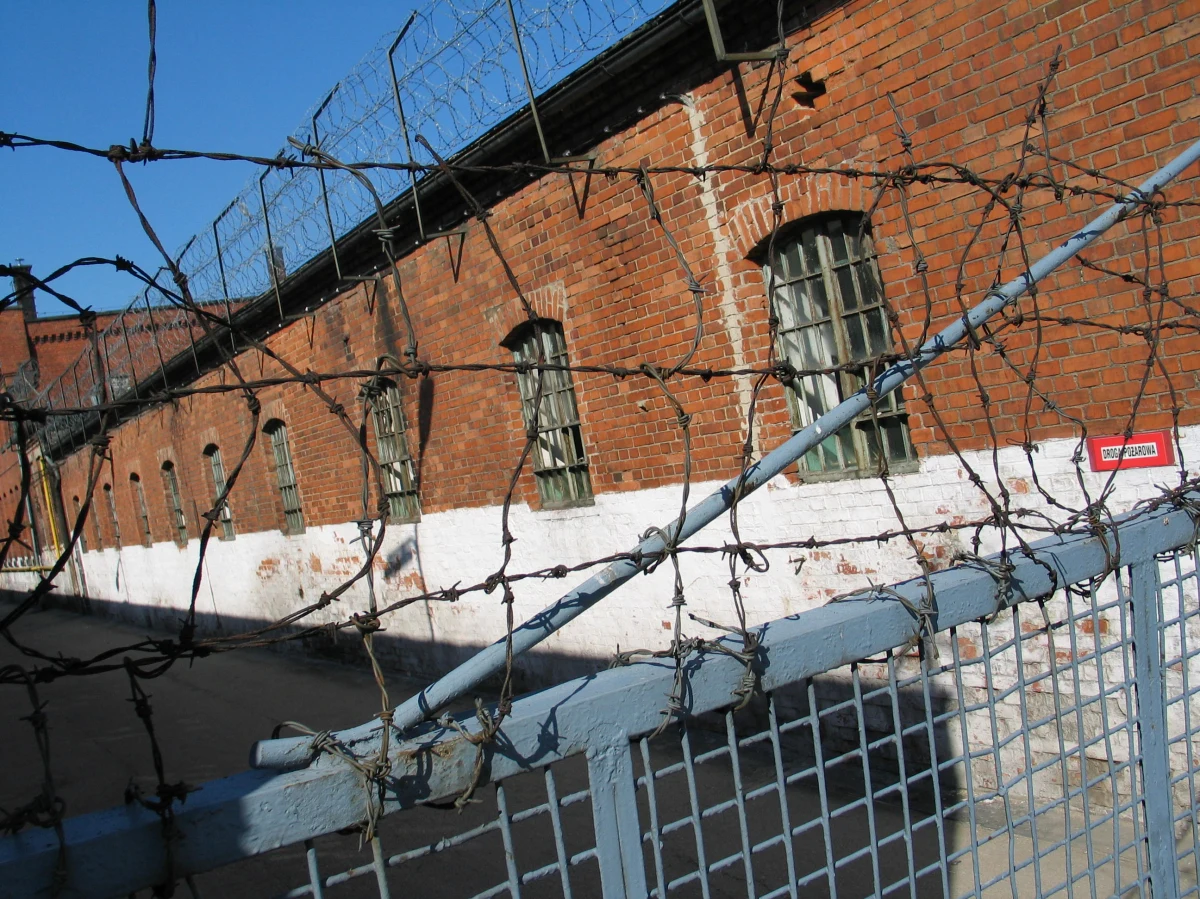 "Stwierdzamy zaburzenia osobowości o typie dysocjacyjnym, co nie jest chorobą psychiczną" - podkreślali w Sądzie Okręgowym w Warszawie biegli psychiatrzy, którzy zeznawali w procesie Artura K. 41-latek jest oskarżony o to, że będąc na przepustce z więzienia zabił 35-letnią narzeczoną i jej 3-letniego syna. Grozi mu dożywocie.