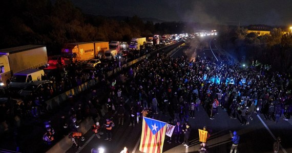 Hiszpańska policja przywróciła ruch na blokowanej od poniedziałku przez katalońskich separatystów autostradzie AP7 przy granicy z Francją. Zatrzymano 19 manifestantów.
