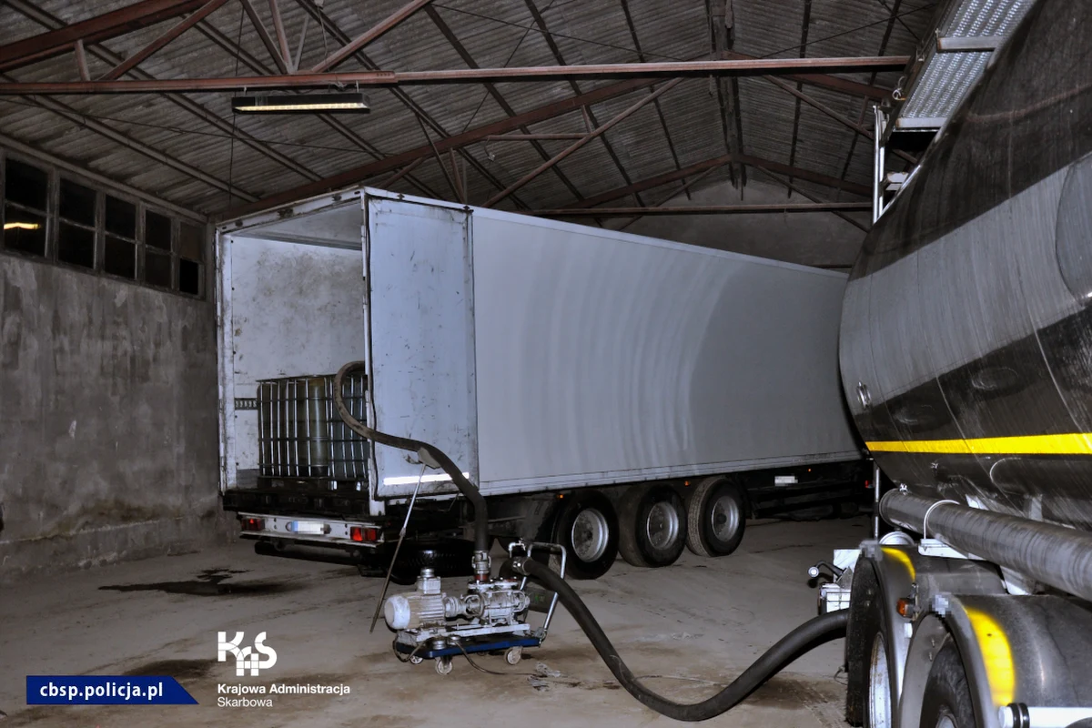 Ogromna akcja policjantów z CBŚP oraz funkcjonariuszy administracji skarbowej przeciwko grupie przestępczej wyłudzającej VAT w obrocie olejem napędowym przerabianym z oleju smarowego. Zatrzymano 14 osób.