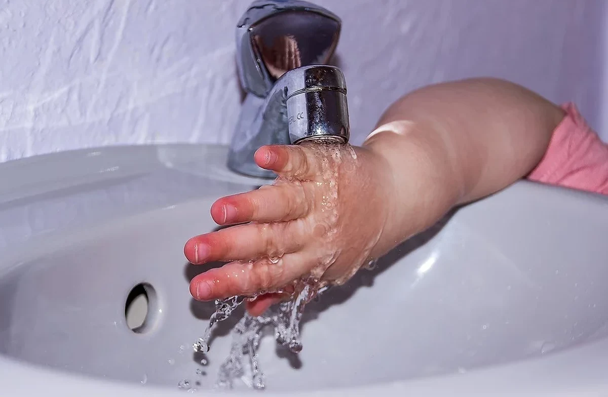 Kłopoty z wodą mają mieszkańcy trzech miejscowości w gminie Krzyżanowice pod Raciborzem na Śląsku. W wodociągu wykryto tam bakterie coli. Sanepid wprowadził bezwzględny zakaz korzystania z wody w kranach.