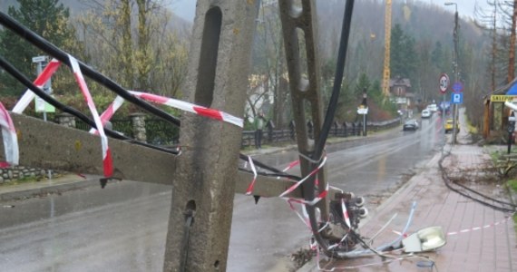 Blisko 50 razy interweniowali zakopiańscy strażacy w związku z wichurą, która rozszalała się w nocy na Podhalu. Halny uszkodził dwa dachy na budynkach w Zębie i Nowym Bystrym, powalił także dziesiątki drzew.