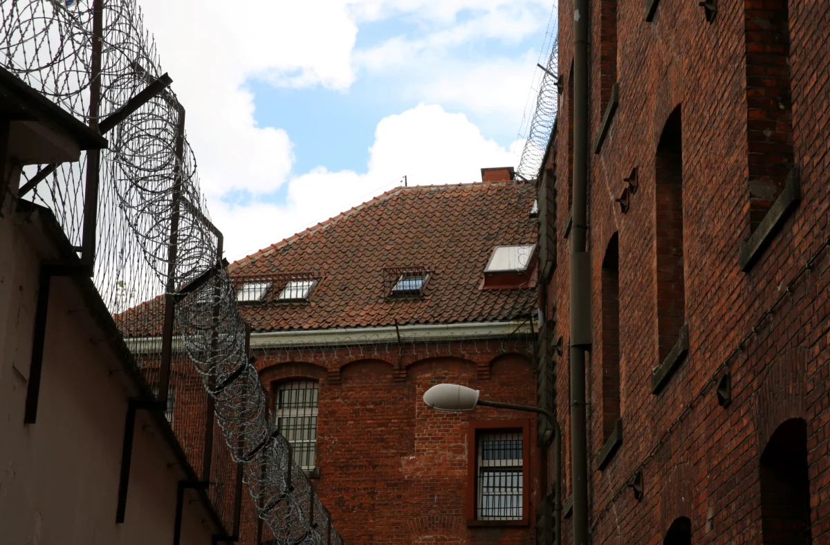 35-letni funkcjonariusz służby więziennej pracujący w areszcie śledczym w Olsztynie usłyszał dwa zarzuty - podżegania do zabójstwa i przekroczenia uprawnień. Mężczyzna nie przyznał się do winy.