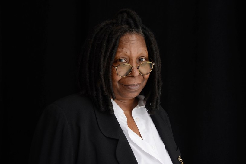 Whoopi Goldberg należy do elitarnego grona piętnastu laureatów EGOT, czyli osób, które mają na koncie Emmy, Grammy, Oscara i nagrodę Tony. Świetna w rolach komediowych i dramatycznych, jest także piosenkarką, scenarzystką, reżyserką i producentką. 13 listopada kończy 64 lata.

