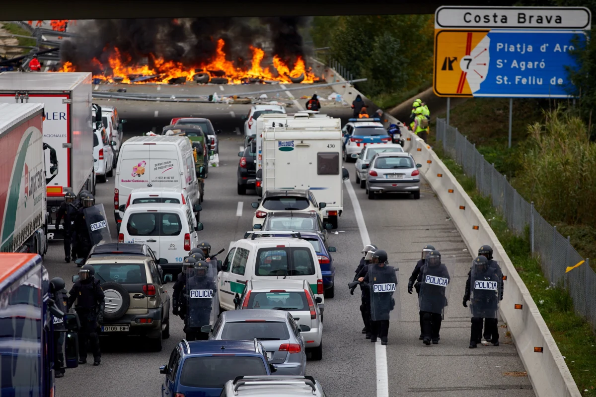 Hiszpańska policja użyła siły wobec protestujących na autostradzie AP7 w okolicach Gerony katalońskich separatystów. Na prowadzącej do Francji trasie od poniedziałku prowadzone są w kilku miejscach blokady.