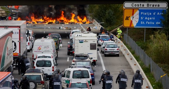 Hiszpańska policja użyła siły wobec protestujących na autostradzie AP7 w okolicach Gerony katalońskich separatystów. Na prowadzącej do Francji trasie od poniedziałku prowadzone są w kilku miejscach blokady.