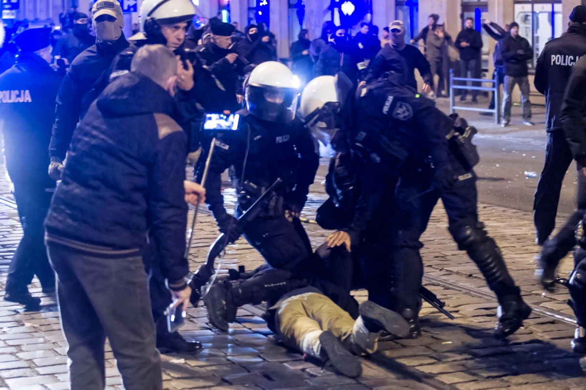 Sześć osób usłyszało już zarzuty po poniedziałkowych zamieszkach na marszu narodowców we Wrocławiu. Został on rozwiązany przez włądze miasta z powodu antysemickich haseł i używania materiałów niebezpiecznych.