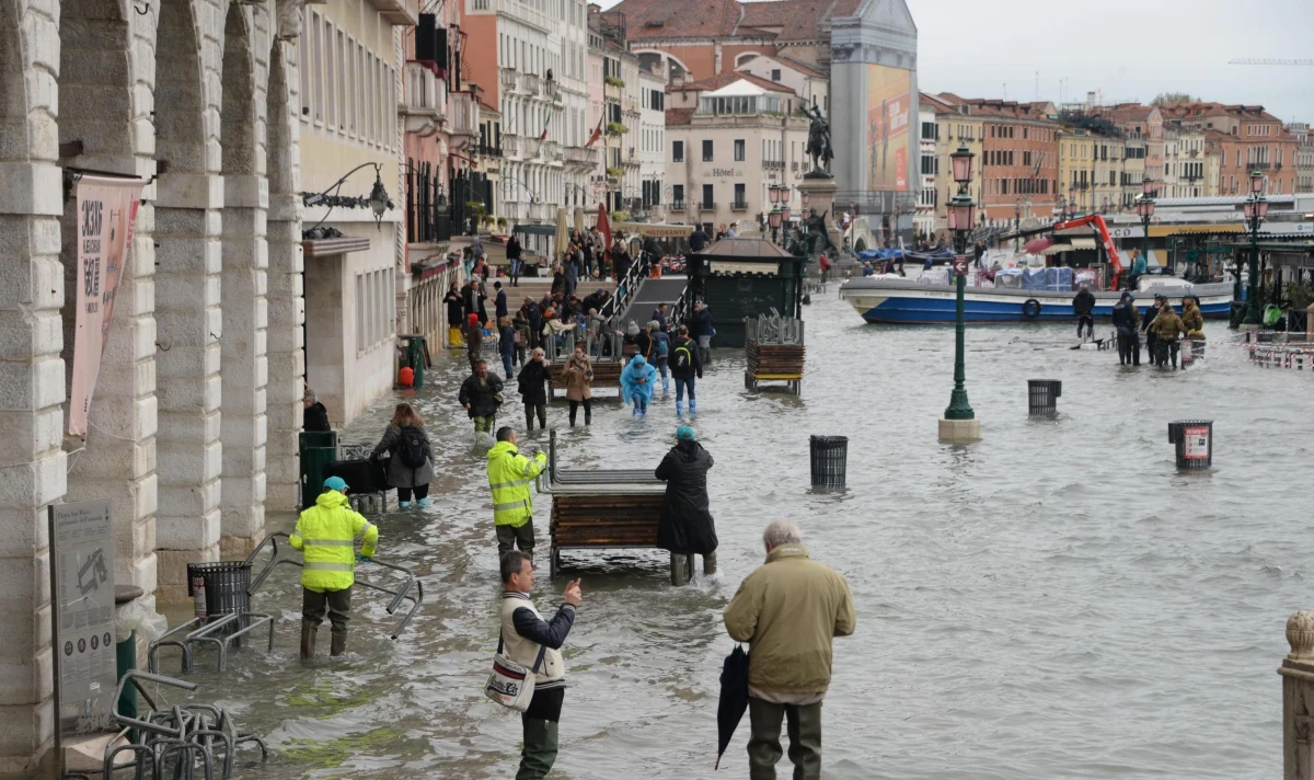 Gigantyczne szkody wywołała powódź w Wenecji, gdzie we wtorek woda przypływu osiągnęła poziom najwyższy od 50 lat. Poważne zniszczenia zanotowano m.in. w bazylice świętego Marka. "Wenecja została rzucona na kolana" - ocenił burmistrz miasta. Szef władz regiony Luca Zaia mówi z kolei, że "stoimy w obliczu apokaliptycznego totalnego zniszczenia". 
