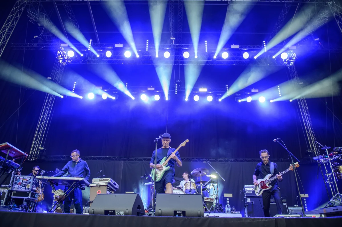 "Po ponad 20 latach grania i wielu niezapomnianych chwilach spędzonych razem z wami zawieszamy działalność zespołu" - poinformował w mediach społecznościowych zespół Lao Che. 1 lutego 2020 r. wyruszą na pożegnalną trasę koncertową "No to Che!".