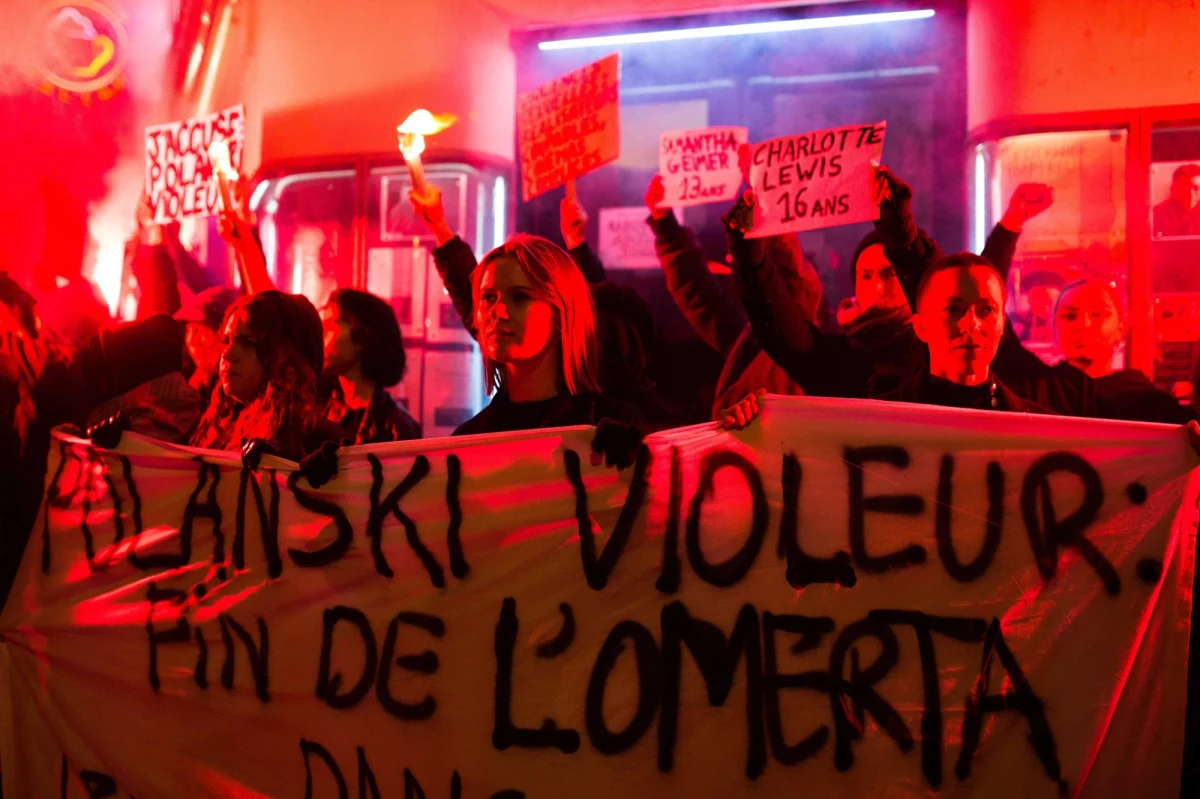 Kilkadziesiąt kobiet manifestowało w Paryżu przed wejściem do kina "Le Champo", gdzie we wtorek wieczorem przedpremierowy pokaz miał najnowszy film Romana Polańskiego "Oficer i szpieg". "Polański gwałciciel, winne kina" - skandowały protestujące. Miały ze sobą m.in. transparent z hasłem "Polański prześladuje kobiety". Chodzi o oskarżenia wobec reżysera wysuwane przez Valentine Monnier. Francuzka oskarża Polańskiego o gwałt w 1975 roku w Szwajcarii.