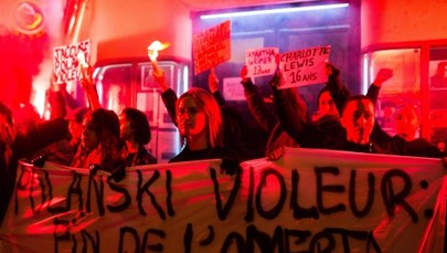 Protest przed premierą filmu Polańskiego w Paryżu. "Prześladuje kobiety"