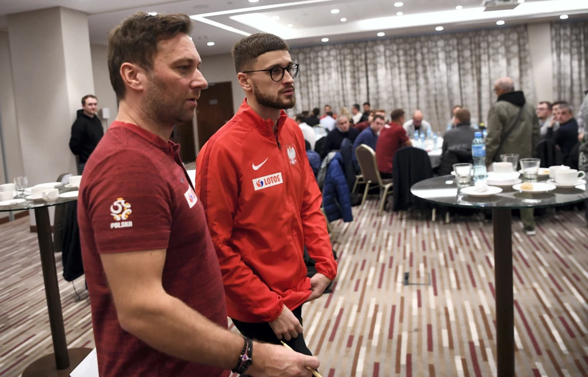 Mecz biało-czerwonych piłkarzy z Izraelem w eliminacjach Euro 2020 odbędzie się zgodnie z planem w sobotni wieczór w Jerozolimie. „Dostaliśmy zapewnienie, że polecimy na miejsce tylko jeśli będziemy w stu procentach bezpieczni” – mówi Dawid Kownacki. Do sprawy odnieśli się także inni nasi reprezentanci. PZPN zapewnia, że monitoruje sytuację i w razie potrzeby może jeszcze odwołać wylot kadry do Izraela: „Na tą chwilę to jednak tylko spekulacje” – mówi rzecznik związku Jakub Kwiatkowski.