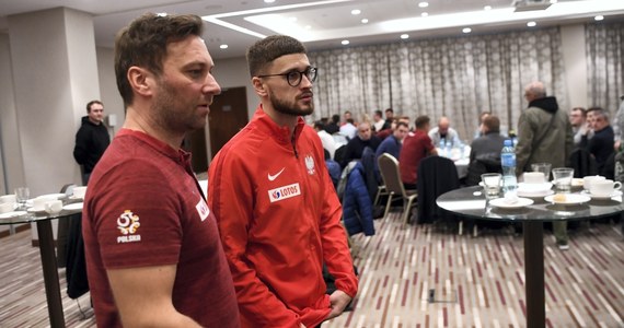 Mecz biało-czerwonych piłkarzy z Izraelem w eliminacjach Euro 2020 odbędzie się zgodnie z planem w sobotni wieczór w Jerozolimie. „Dostaliśmy zapewnienie, że polecimy na miejsce tylko jeśli będziemy w stu procentach bezpieczni” – mówi Dawid Kownacki. Do sprawy odnieśli się także inni nasi reprezentanci. PZPN zapewnia, że monitoruje sytuację i w razie potrzeby może jeszcze odwołać wylot kadry do Izraela: „Na tą chwilę to jednak tylko spekulacje” – mówi rzecznik związku Jakub Kwiatkowski.