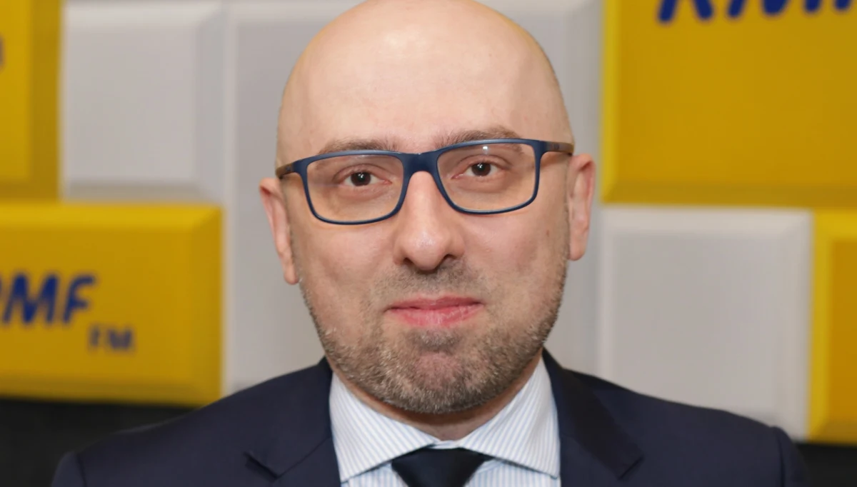 „Wygrana (Andrzeja Dudy) w pierwszej turze jest w zasięgu ręki, ale raczej trzeba się przygotować na batalię w dwóch turach. Nie należy żyć przekonaniem, że pierwsza tura wystarczy. Przy dzisiejszych notowaniach jest to prawdopodobnie, ale pamiętajmy, że jeszcze nie wystartowali kontrkandydaci” – mówił w Popołudniowej rozmowie w RMF FM były rzecznik prezydenta Krzysztof Łapiński. Dodał też, że jego zdaniem kandydat „obywatelski” nie ma większych szans w starciu z politykami. „Czasem jest efekt nowości, efekt wow, która może w pierwszych tygodniach zdobyć nawet kilkunastoprocentowe poparcie, ale kiedy następuje zderzenie, to ostatnie lata nie są dobrym prognostykiem dla takich kandydatów” – powiedział.