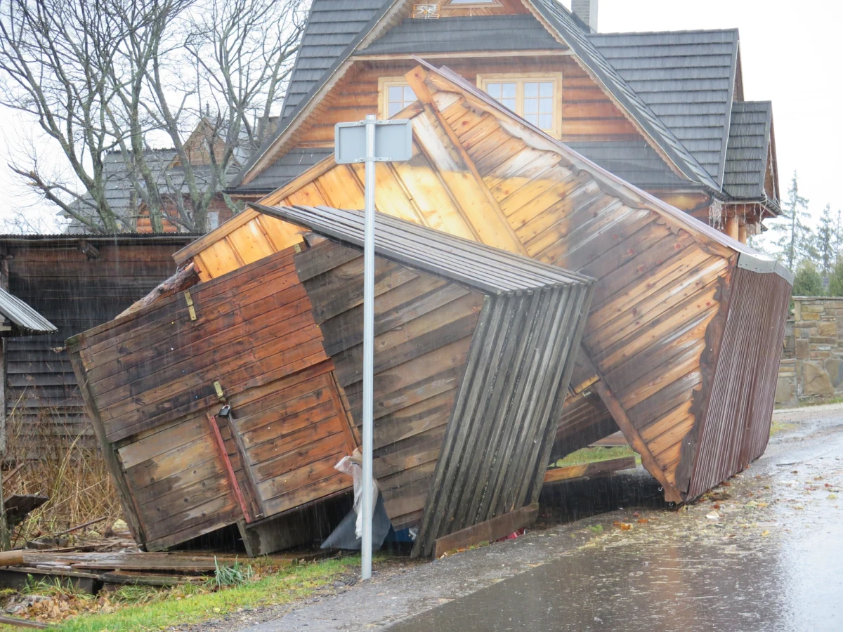 120 razy interweniowali strażacy od wtorku do środy w związku z silnymi wiatrami w Małopolsce. Służby najwięcej razy wyjeżdżały do akcji na Podhalu, gdzie wiał halny. prędkość wiatru przekraczała 200 km/h. W środę siła wiatru zmalała i w Zakopanem dochodzi do 70 km/h. Wciąż obowiązują ostrzeżenia IMGW