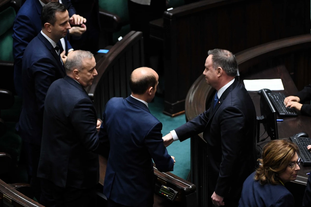 Ja wiem, że oni wiedzą, że my wiemy, że oni wiedzą, że my wiemy, że to tylko na pokaz i na chwilę. Mimo to apeluję o potraktowanie owego chwilowego wrażenia przerwy w epoce lodowcowej, a może nawet lokalnego parlamentarnego ocieplenia, śmiertelnie poważnie i wykorzystanie go do przejściowego szantażu polityków. No przecież zapowiadaliście inaczej... Jeśli obie strony uznały, że początek nowej kadencji parlamentu w obliczu nadciągającej wielkimi krokami kampanii prezydenckiej jest okazją do nowego otwarcia, pokazania uprzejmiejszego oblicza, idźmy w to, jak w dym. Wszystkim nam się to przyda.