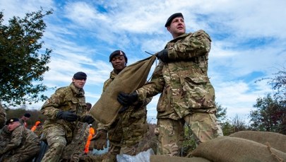 Powódź w Wielkiej Brytanii: Johnson krytykowany za opieszałość