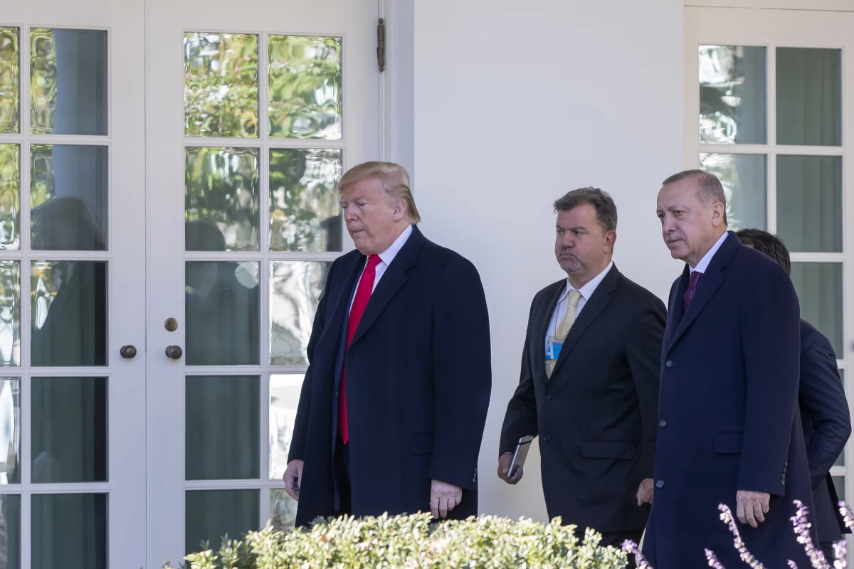 W Stanach Zjednoczonych Komisje Izby Reprezentantów rozpoczęły publiczne przesłuchania w ramach dochodzenia w sprawie afery ukraińskiej i ewentualnego impeachmentu prezydenta Donalda Trumpa. Republikanie nazwali przesłuchania "telewizyjnym spektaklem teatralnym".