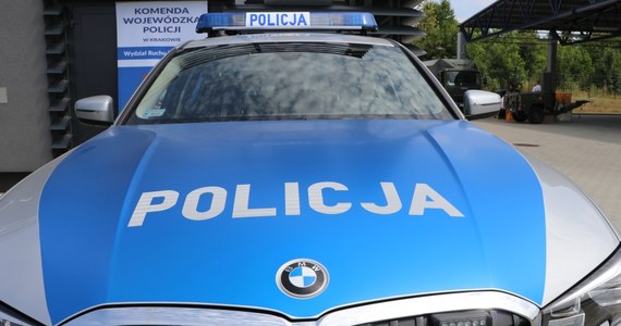 Nieformalna grupa fanów motoryzacji w Koninie (woj. wielkopolskie) zaprosiła w mediach społecznościowych policję na swój zlot. Funkcjonariusze przyjęli zaproszenie i ukarali mandatami 40 kierowców – poinformował w środę rzecznik konińskiej policji.