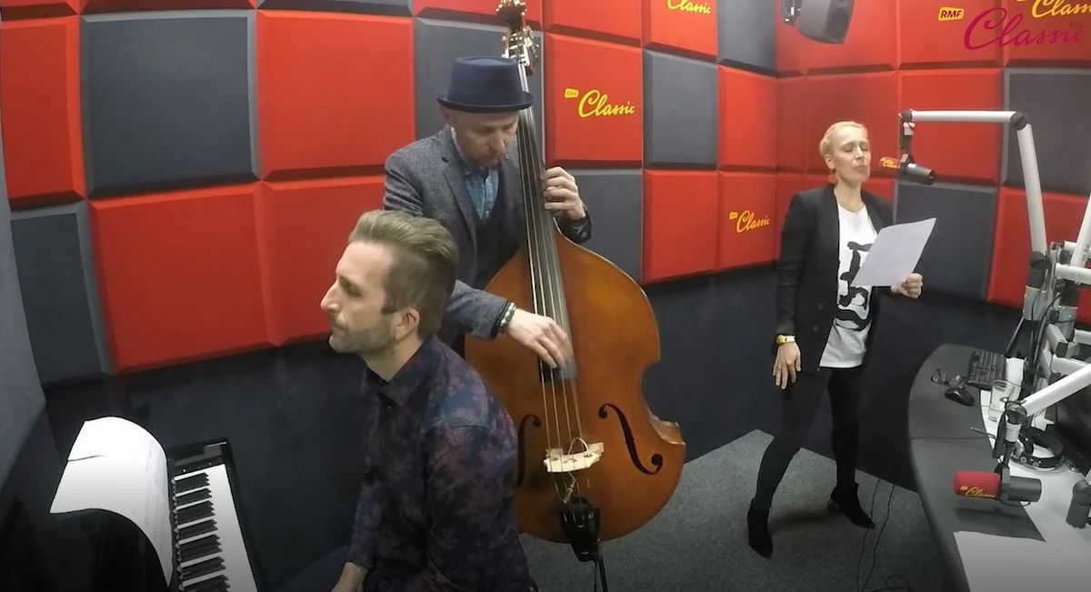 Co środę, na antenie RMF Classic w porannym programie "Śniadanie Mistrzów" prowadzący program i Artur Andrus przeglądają informacje z kraju i ze świata, które stają się inspiracją do powstania piosenki z prawdziwego zdarzenia. W tym tygodniu tematem piosenki został... basen w Bydgoszczy.