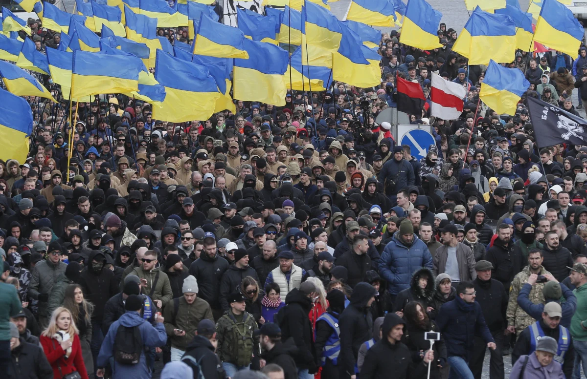 ​"Rosyjskie czołgi będą pod Warszawą , a NATO narobi w spodnie" - takich słów użył ukraiński oligarcha Ihor Kołomojski, blisko związany z obecnym prezydentem Ukariny, w wywiadzie udzielonym dla "New York Times". Oligarcha przekonuje, że w wojnie z Rosją zginęło już 13 tys. Ukraińców. Twierdzi też, że jeśli Ukraina nie doczeka się  wsparcia od Zachodu - zmieni front i wesprze Rosję.