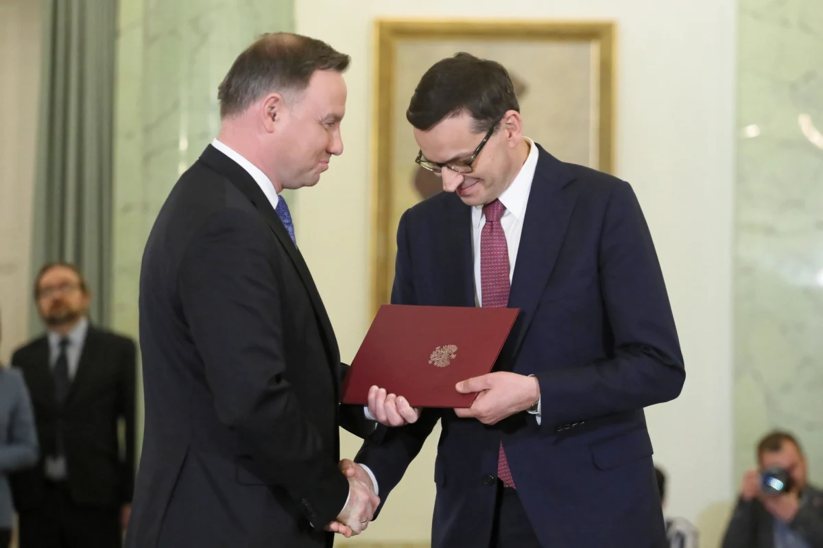 Dzisiaj przed południem prezydent Andrzej Duda desygnuje Mateusza Morawieckiego na premiera i powierzy mu misję tworzenia rządu - taką informację szef gabinetu prezydenta Krzysztof Szczerski przekazał po spotkaniu Andrzeja Dudy z szefem rządu i prezesem PiS Jarosławem Kaczyńskim. Spotkanie na szczycie w Belwederze - na temat m.in. harmonogramu tworzenia nowego rządu i planów gabinetu na pierwsze miesiące pracy - zakończyło się po północy, po ponad czterech godzinach rozmów.