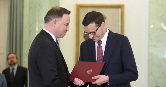 Dzisiaj przed południem prezydent Andrzej Duda desygnuje Mateusza Morawieckiego na premiera i powierzy mu misję tworzenia rządu - taką informację szef gabinetu prezydenta Krzysztof Szczerski przekazał po spotkaniu Andrzeja Dudy z szefem rządu i prezesem PiS Jarosławem Kaczyńskim. Spotkanie na szczycie w Belwederze - na temat m.in. harmonogramu tworzenia nowego rządu i planów gabinetu na pierwsze miesiące pracy - zakończyło się po północy, po ponad czterech godzinach rozmów.