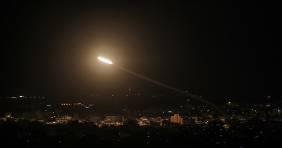 Zawieszenie broni z Izraelem ogłosiło radykalne palestyńskie ugrupowanie Islamski Dżihad, kończąc tym samym dwa dni ostrej wymiany ognia na granicy Izraela i Strefy Gazy. Zginęło w niej 32 Palestyńczyków, zaś po stronie izraelskiej rannych zostało co najmniej 60 ludzi. Rzecznik izraelskiej armii oświadczył jedynie - potwierdzając informacje o rozejmie - że dwudniowa operacja militarna w Strefie Gazy "zakończyła się".