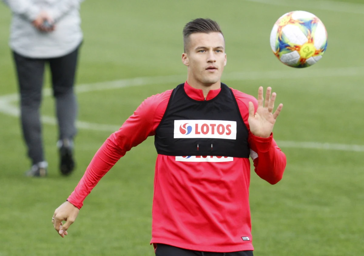 Selekcjoner Jerzy Brzęczek był krytykowany za powoływanie do reprezentacji Arkadiusza Recy, gdy ten nie grał we włoskiej Atalancie Bergamo. Mimo wszystko lewy obrońca uzbierał już w drużynie narodowej 6 występów i ma coraz większe szanse na kolejne. Odkąd został wypożyczony do SPAL Ferrara, zaczął regularnie grać w Serie A i jak mówi odżył także poza boiskiem.