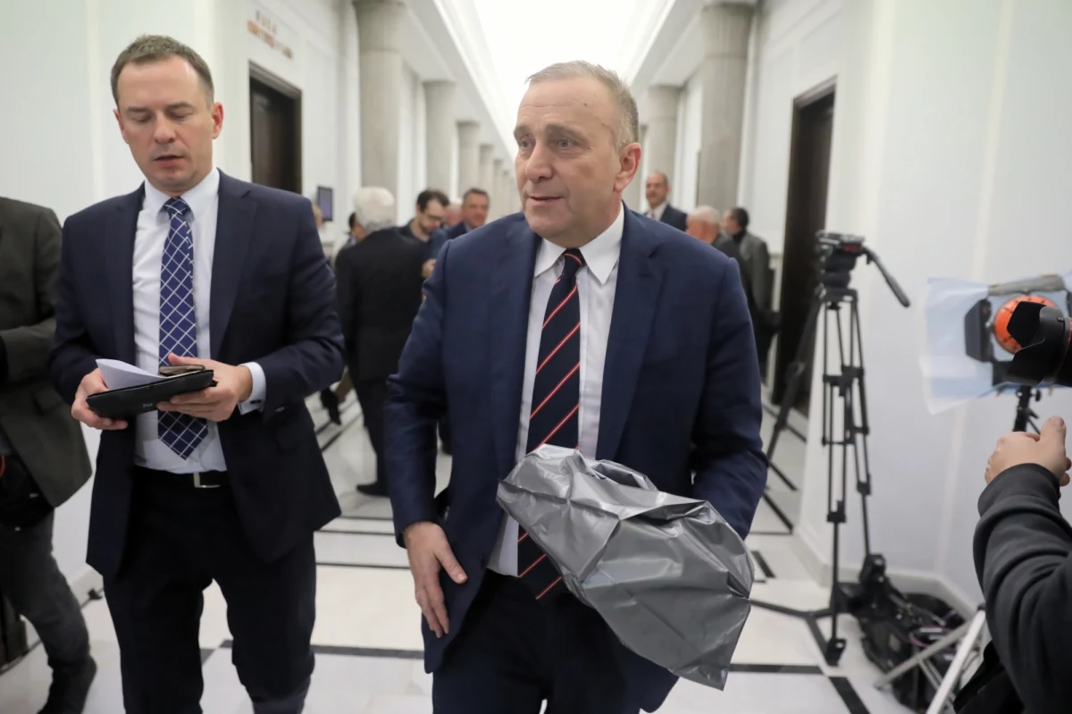 Zaledwie 10,2 proc. Polaków chciałoby, żeby Grzegorz Schetyna został ponownie wybrany przewodniczącym Platformy Obywatelskiej - wynika z sondażu IBRiS dla Interii. Liderką jest Małgorzata Kidawa-Błońska z wynikiem 18,7 proc. 