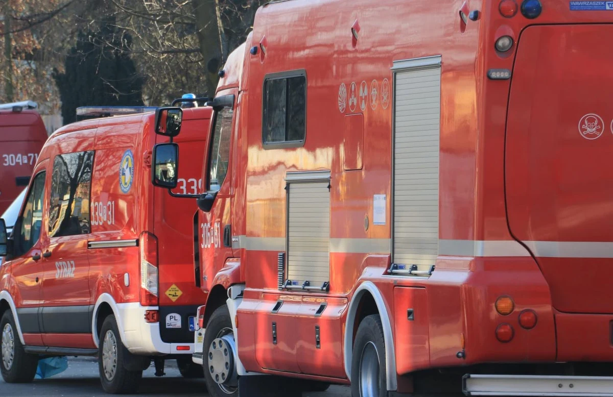 950 osób, w tym 830 studentów, ewakuowało się z trzech budynków Politechniki Rzeszowskiej przy Alei Powstańców Warszawy. Powodem był wyczuwalny zapach gazu.