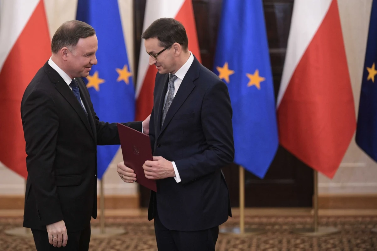 Prezydent desygnował Mateusza Morawieckiego na premiera i powierzył mu misję stworzenia nowego rządu. "Bardzo dziękuję za konsultację, zwłaszcza te wczorajsze konsultacje: długie, ale ciekawe i - mam nadzieję - pożyteczne" - mówił Andrzej Duda podczas uroczystości w Pałacu Prezydenckim. Planowany skład gabinetu Morawieckiego w zdecydowanej większości już znamy - wyjątkiem jest obsada stanowiska ministra sportu. Expose Morawieckiego spodziewane jest - według ustaleń dziennikarzy RMF FM - w najbliższy wtorek.