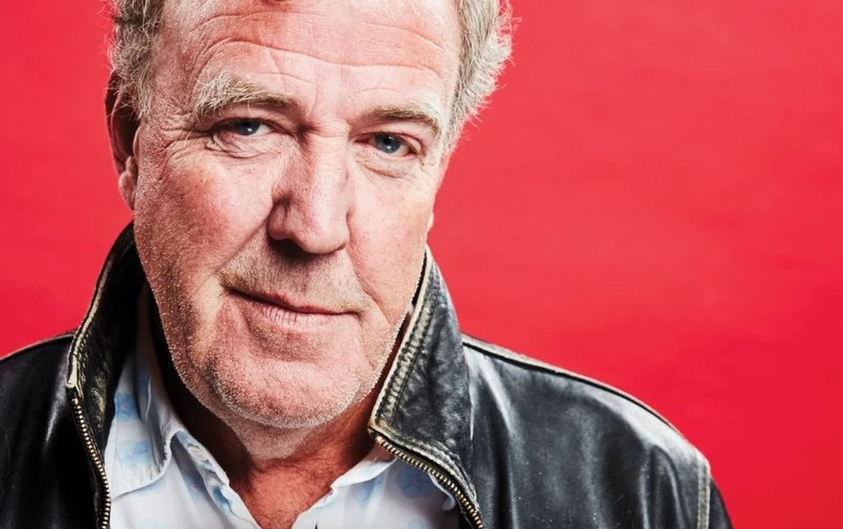 Już 13 listopada ukaże się długo wyczekiwany kolejny "Świat według Clakrsona". Książka, której podtytuł brzmi "Jeśli mógłbym dokończyć..." to już siódma część cyklu z felietonami mistrza ostrego pióra. Jeremy Clarkson wraca na półki księgarń po niemal trzyletniej przerwie - w tym czasie zdążył rozstać się z programem Top Gear, stworzyć nowy samochodowy show Grand Tour dla Amazona, a także wcielić się w rolę prowadzącego brytyjską edycję teleturnieju Milionerzy; jednak oprócz kariery telewizyjnej wciąż pisał - jego komentatorski dorobek z tego okresu zawarty jest w ukazującej się właśnie nowej książce.