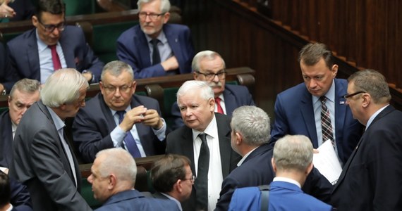 Posłowie Prawa i Sprawiedliwości chcą, by pieniądze z Solidarnościowego Funduszu Wsparcia Osób Niepełnosprawnych finansowały m.in. koszt "trzynastek" dla emerytów. Projekt w tej sprawie wpłynął do Sejmu. Liderka ubiegłorocznego protestu osób niepełnosprawnych w Sejmie Iwona Hartwich mówi o oszukiwaniu niepełnosprawnych, poseł PiS Marek Suski nazywa postulat "moralnie słusznym".