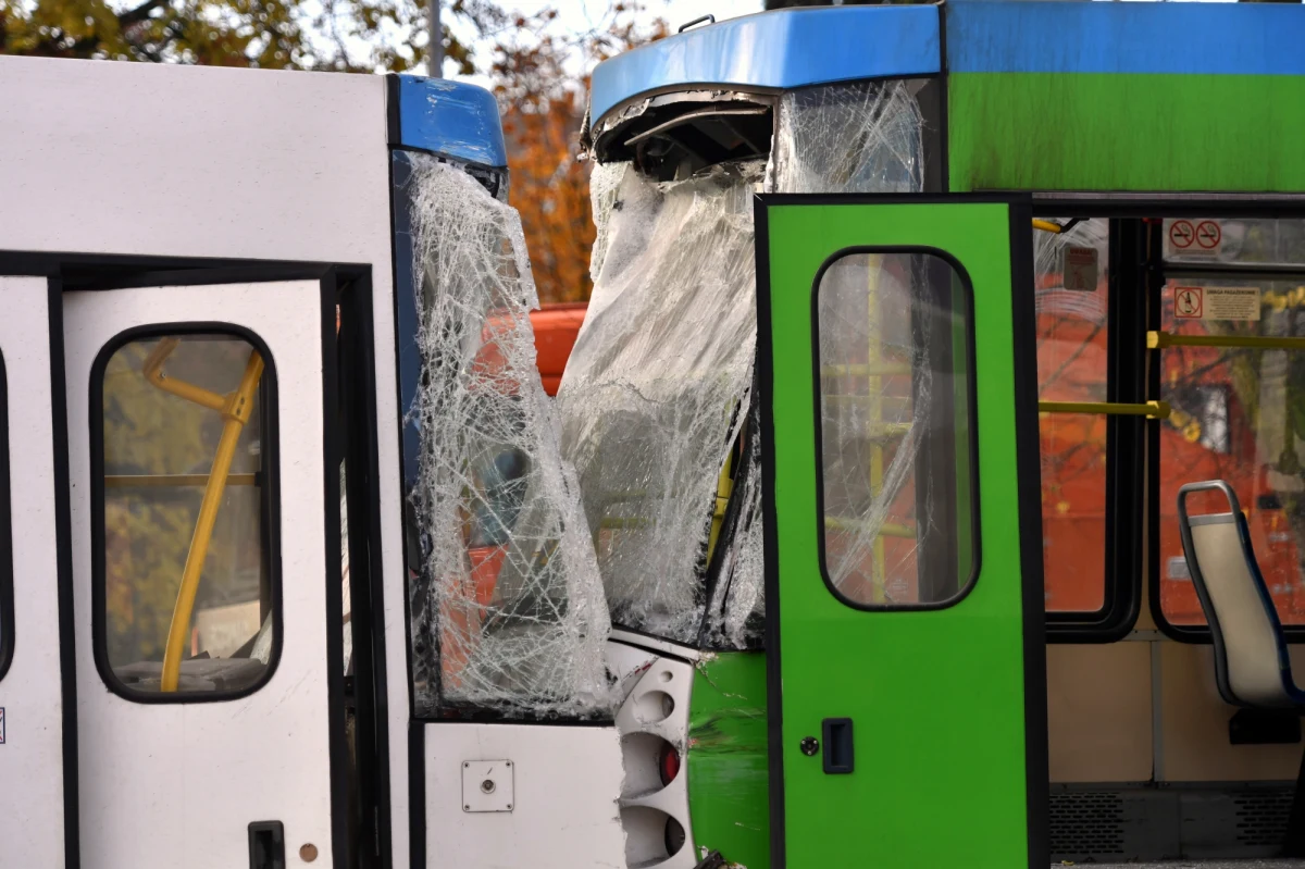 Do zderzenia dwóch tramwajów doszło na ulicy Żołnierskiej w Szczecinie. W stojący na przystanku tramwaj linii 5 uderzyła "siódemka". Dwie osoby zostały ranne, w tym motorniczy.