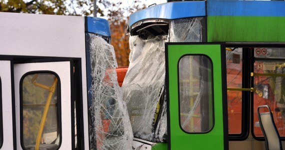 Do zderzenia dwóch tramwajów doszło na ulicy Żołnierskiej w Szczecinie. W stojący na przystanku tramwaj linii 5 uderzyła "siódemka". Dwie osoby zostały ranne, w tym motorniczy.
