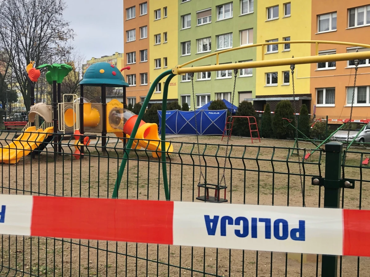 Tragedia w Koninie w Wielkopolsce. Policjant śmiertelnie postrzelił na jednym z osiedli 21-letniego mężczyznę. Do zdarzenia doszło tuż przy placu zabaw między blokami. 