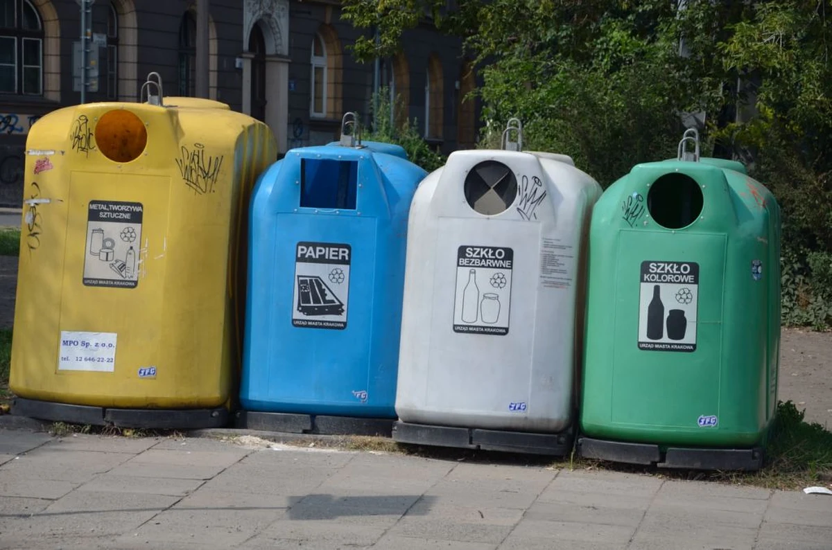 Zamiast 19 złotych, nawet 54 zł dla dwuosobowej rodziny w 45-metrowym mieszkaniu. Zamiast 45 złotych w domu jednorodzinnym - 94 złote. Tak wzrosną opłaty za wywóz śmieci w Warszawie. Taryfy mają być uzależnione od wielkości mieszkania. „To przez fatalne przepisy przygotowane przez rząd i chaos na rynku gospodarowania odpadami” - tak drastyczne podwyżki uzasadnia wiceprezydent stolicy Michał Olszewski. 