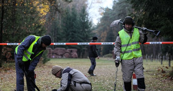 Nieznaną, zbiorową mogiłę ofiar odkryto na terenie obecnego parkingu leśnego przy byłym niemieckim nazistowskim obozie pracy przymusowej Treblinka I. Badania prowadzili w tym miejscu prokuratorzy Instytutu Pamięci Narodowje wraz z międzynarodowym zespołem biegłych.
