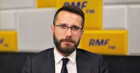 "Faktycznie stanowisko pana premiera Gowina i jego otoczenia ws. 30-krotności jest bardzo mocne" -przyznawał w Porannej rozmowie w RMF FM wicerzecznik PiS Radosław Fogiel. "My w tym momencie nie zamierzamy się z tego wycofywać. Liczymy, że uda się przekonać kolegów z Porozumienia" - dodawał gość Roberta Mazurka. "Szliśmy z jednej listy, z jednym programem. Nie bardzo sobie wyobrażam sytuację, w której część naszych - klubu PiS - posłów zaczyna negować (nasze projekty - przyp. red.)" – zauważył Fogiel. Dopytywany, co się stanie, jeśli posłowie Porozumienia jednak nie zagłosują za tym projektem, wicerzecznik PiS stwierdził: "Liczymy, że te brakujące głosy znajdą się w innych miejscach sali sejmowej". Fogiel całą sprawę skwitował określeniem "drobne niesnaski". 